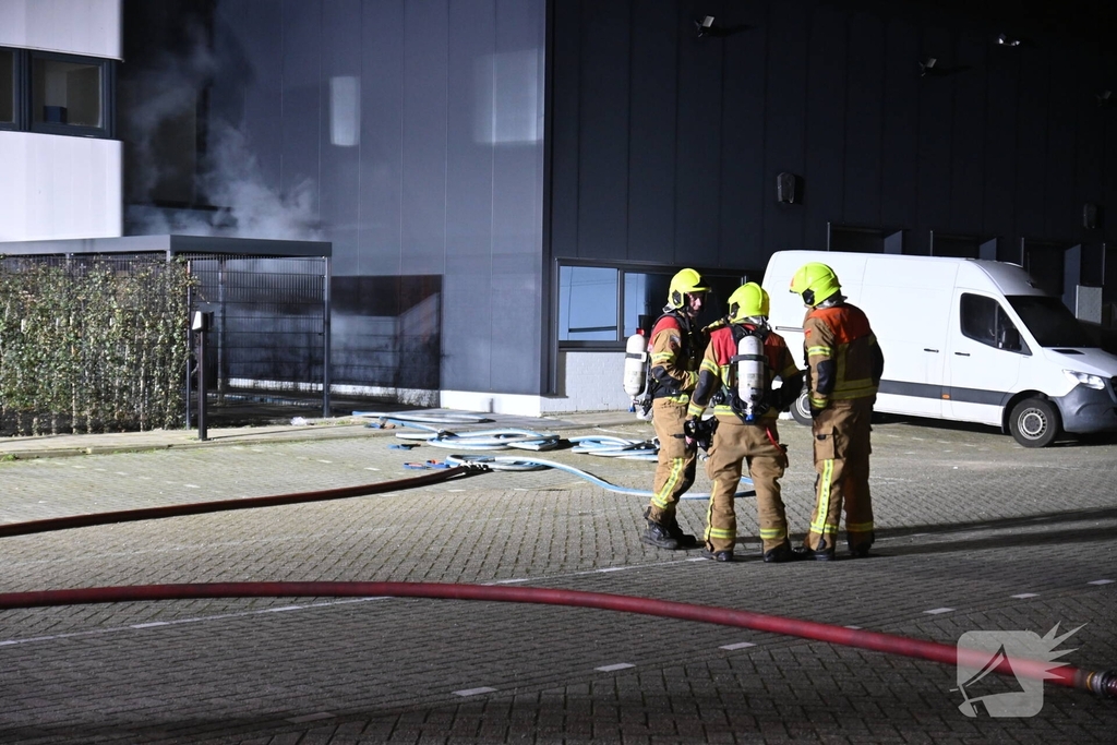 Passerende beveiligers slaan alarm bij brand in verbouwd bedrijfspand