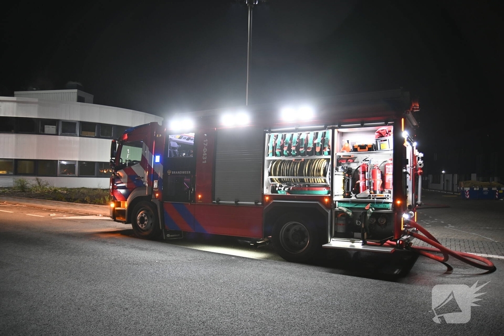 Passerende beveiligers slaan alarm bij brand in verbouwd bedrijfspand