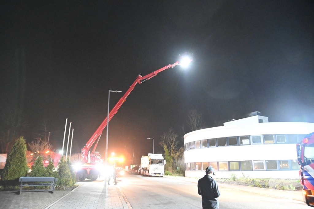 Passerende beveiligers slaan alarm bij brand in verbouwd bedrijfspand