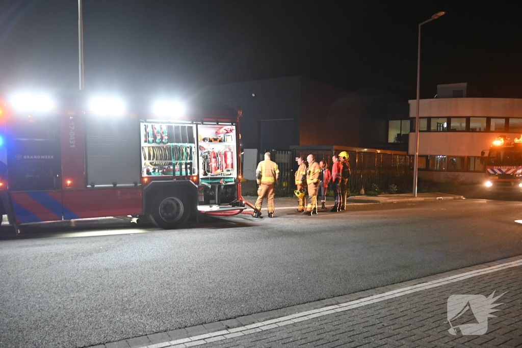 Passerende beveiligers slaan alarm bij brand in verbouwd bedrijfspand