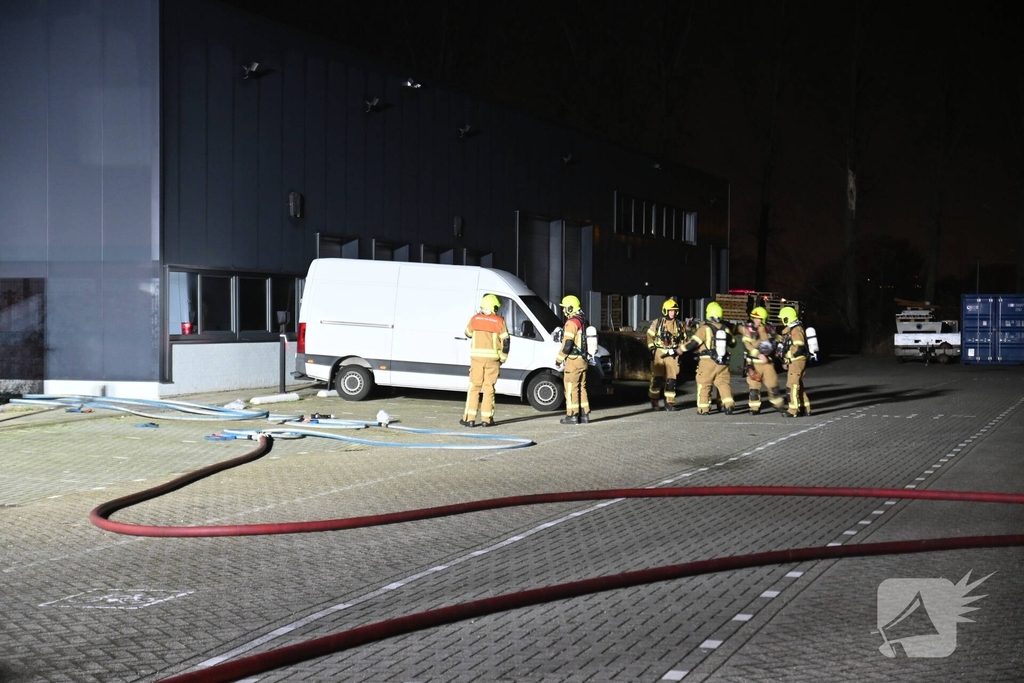 Passerende beveiligers slaan alarm bij brand in verbouwd bedrijfspand