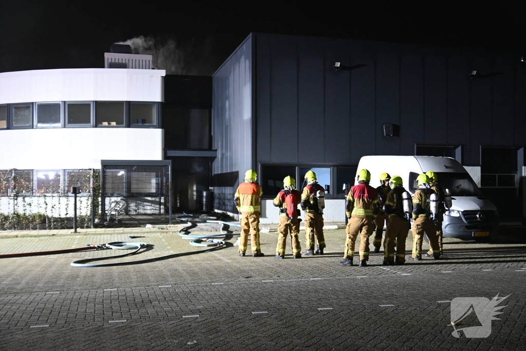 Passerende beveiligers slaan alarm bij brand in verbouwd bedrijfspand