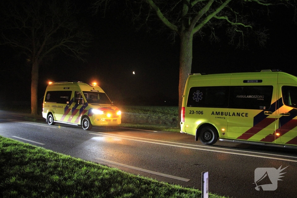 Bestuurder zwaargewond bij aanrijding met boom