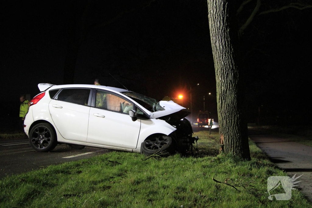 Bestuurder zwaargewond bij aanrijding met boom