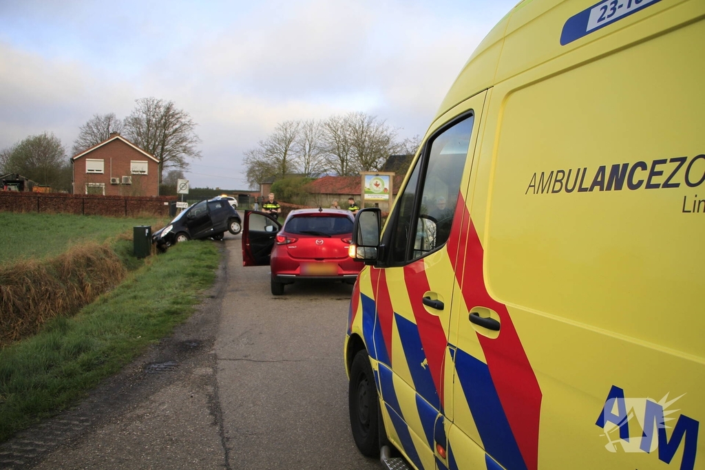 Auto belandt in greppel na ongeval