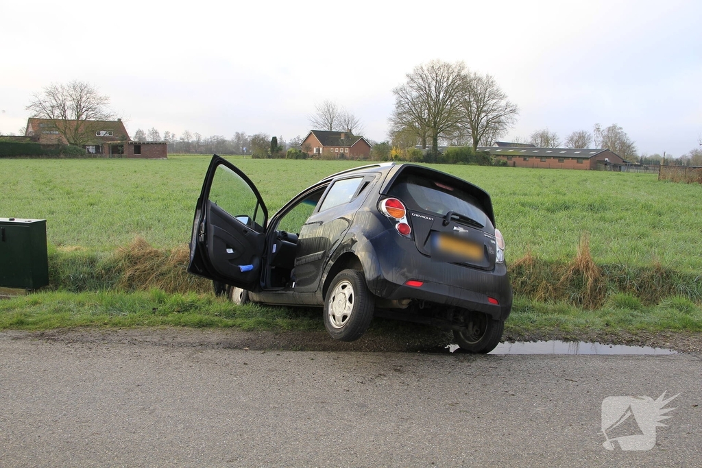 Auto belandt in greppel na ongeval