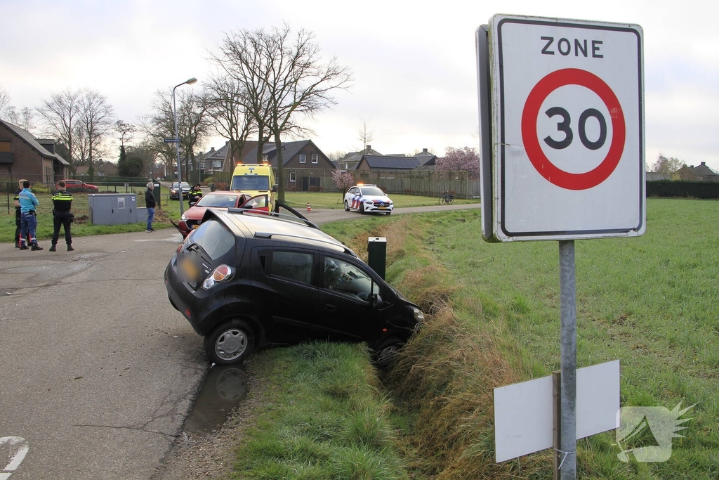 Auto belandt in greppel na ongeval