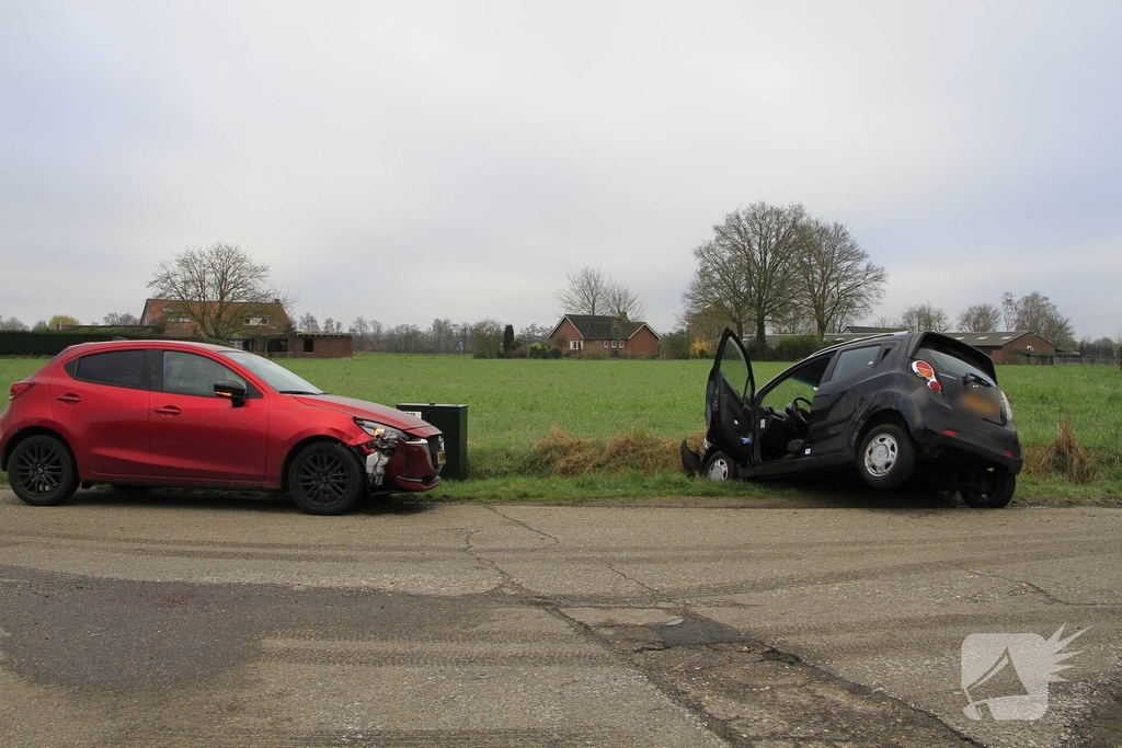 Auto belandt in greppel na ongeval