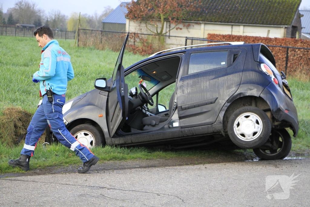 Auto belandt in greppel na ongeval