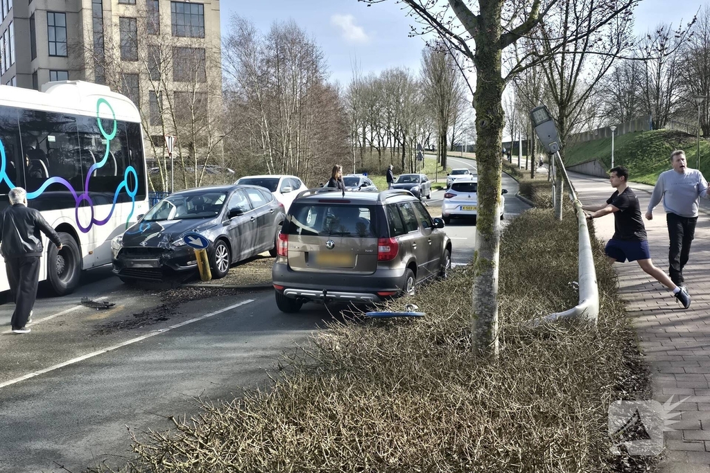 Auto botst tegen lantaarnpaal