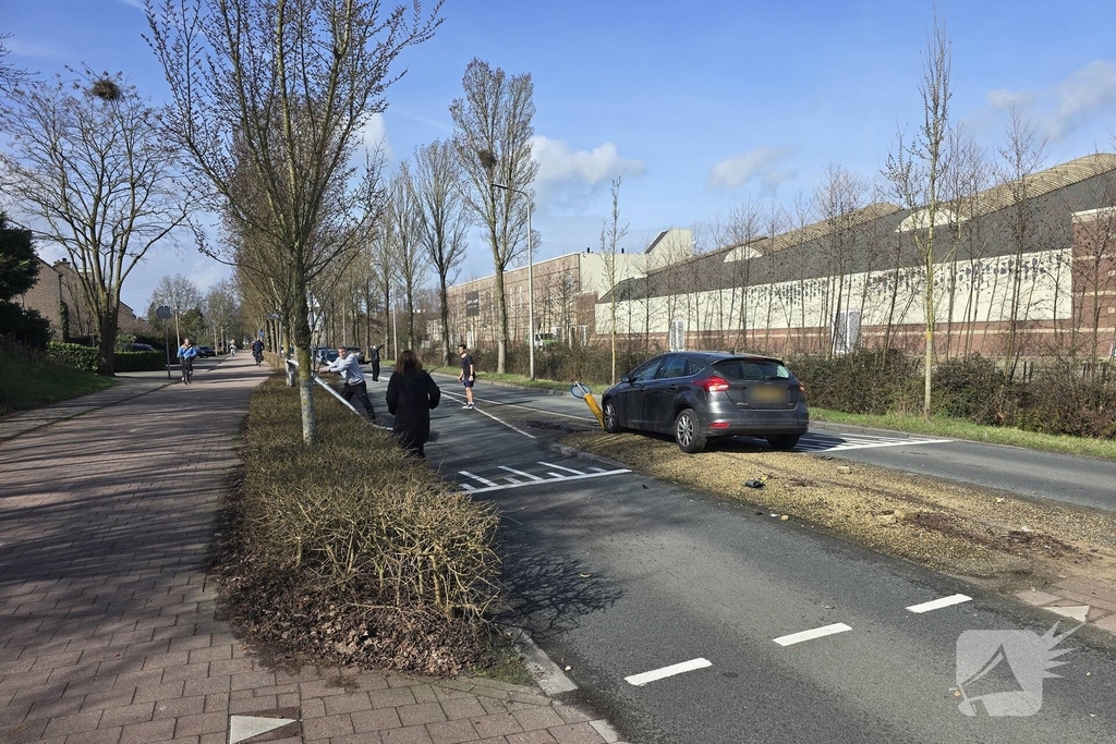 Auto botst tegen lantaarnpaal