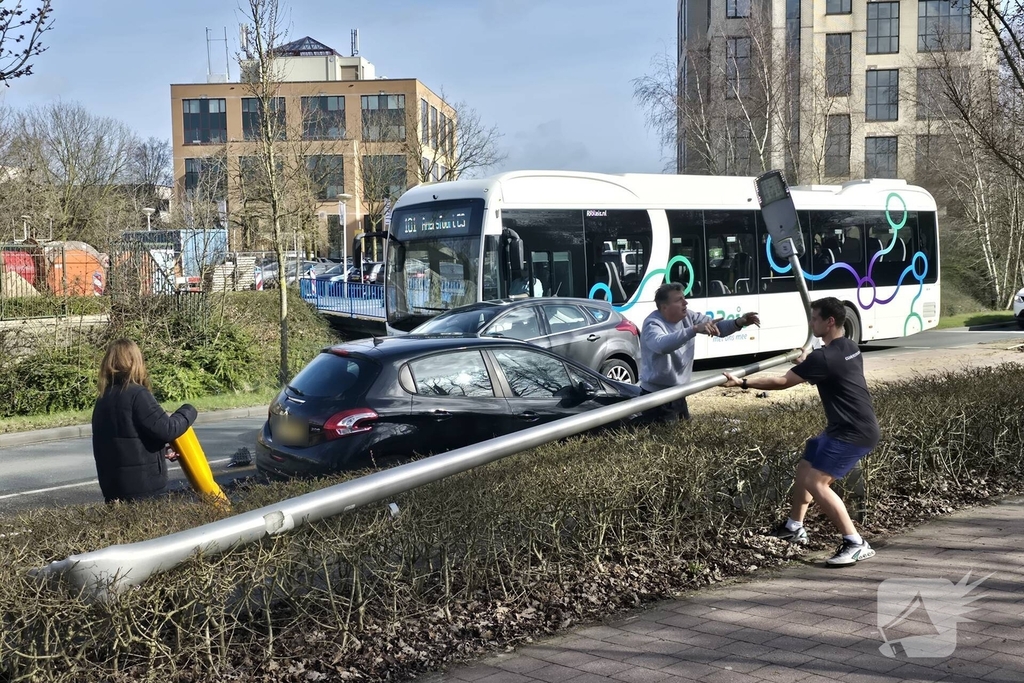Auto botst tegen lantaarnpaal