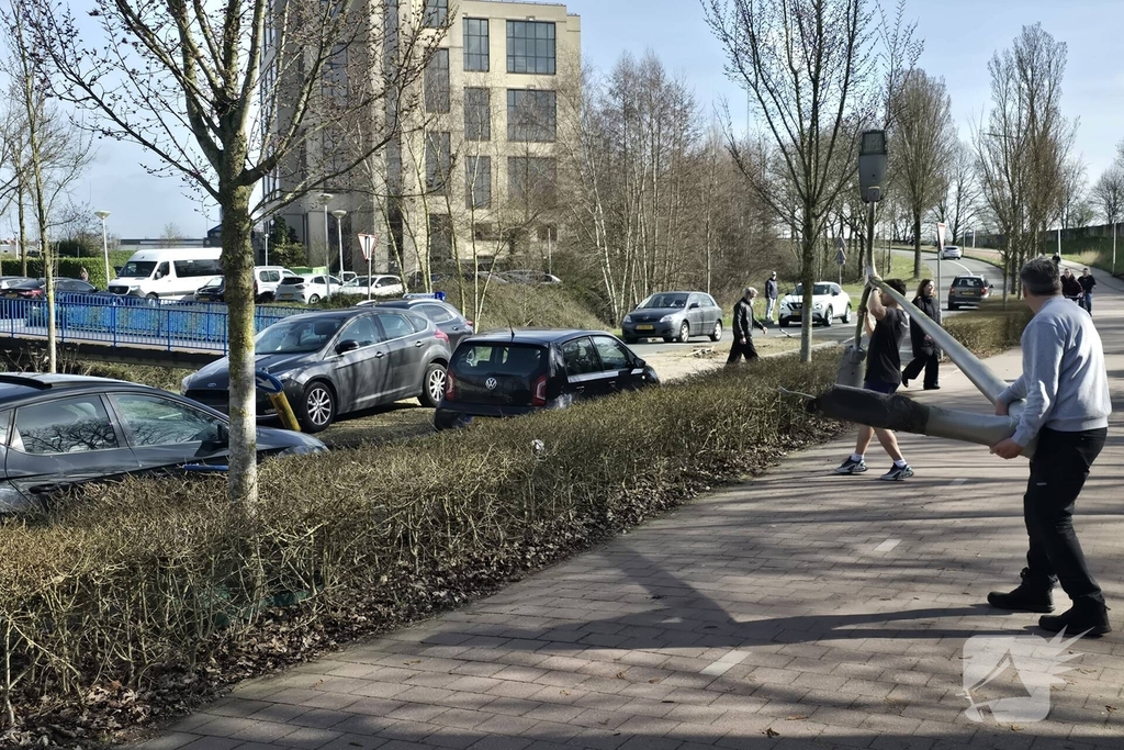 Auto botst tegen lantaarnpaal