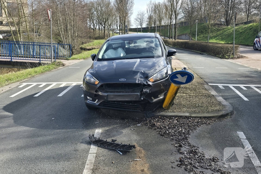 Auto botst tegen lantaarnpaal