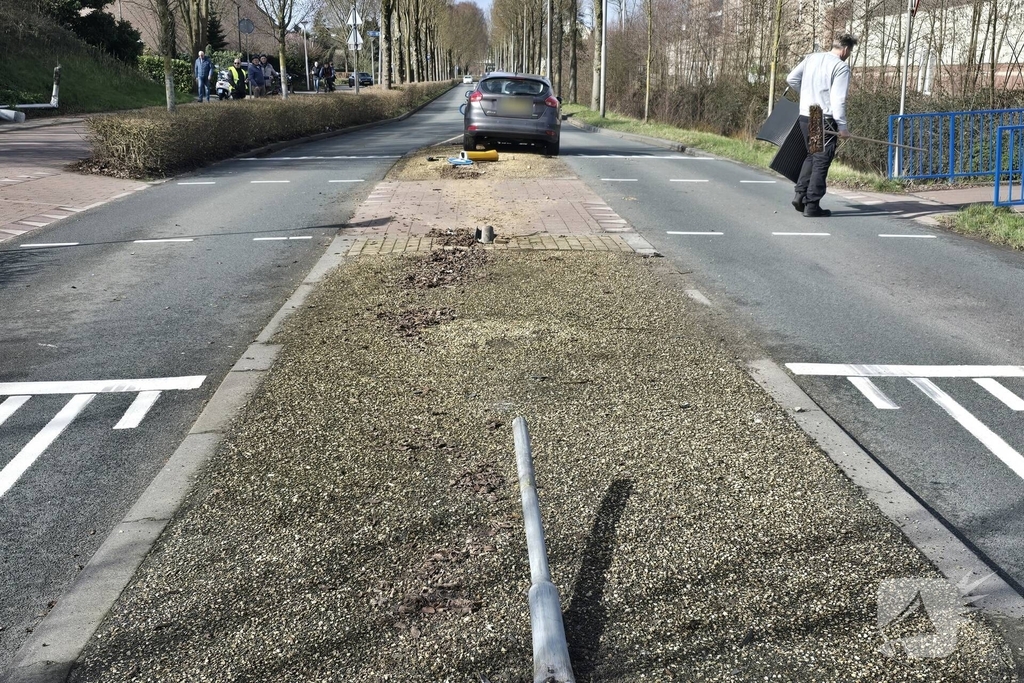 Auto botst tegen lantaarnpaal