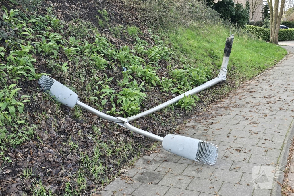 Auto botst tegen lantaarnpaal