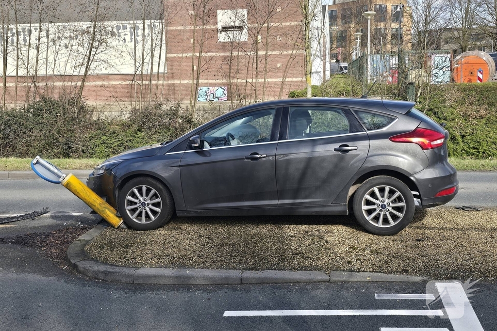 Auto botst tegen lantaarnpaal