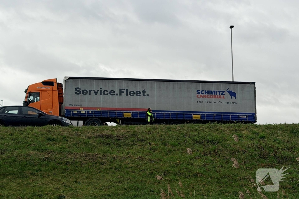 Botsing tussen auto en vrachtwagen op toerit A50