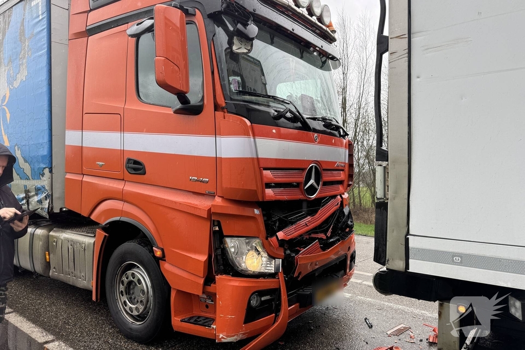 Gewonde bij aanrijding tussen vrachtwagens