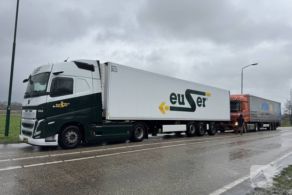 Gewonde bij aanrijding tussen vrachtwagens