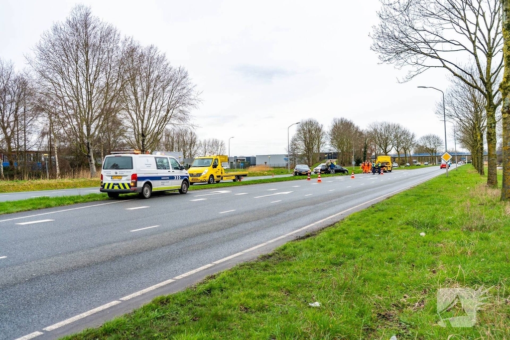 Twee auto's botsen op elkaar