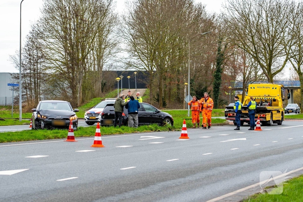 Twee auto's botsen op elkaar