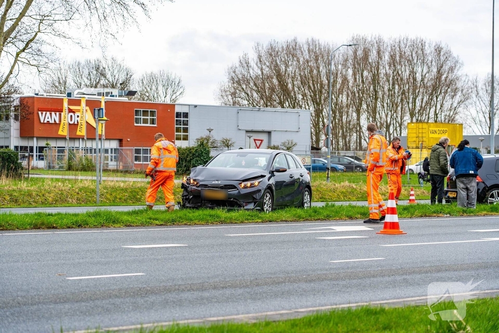Twee auto's botsen op elkaar