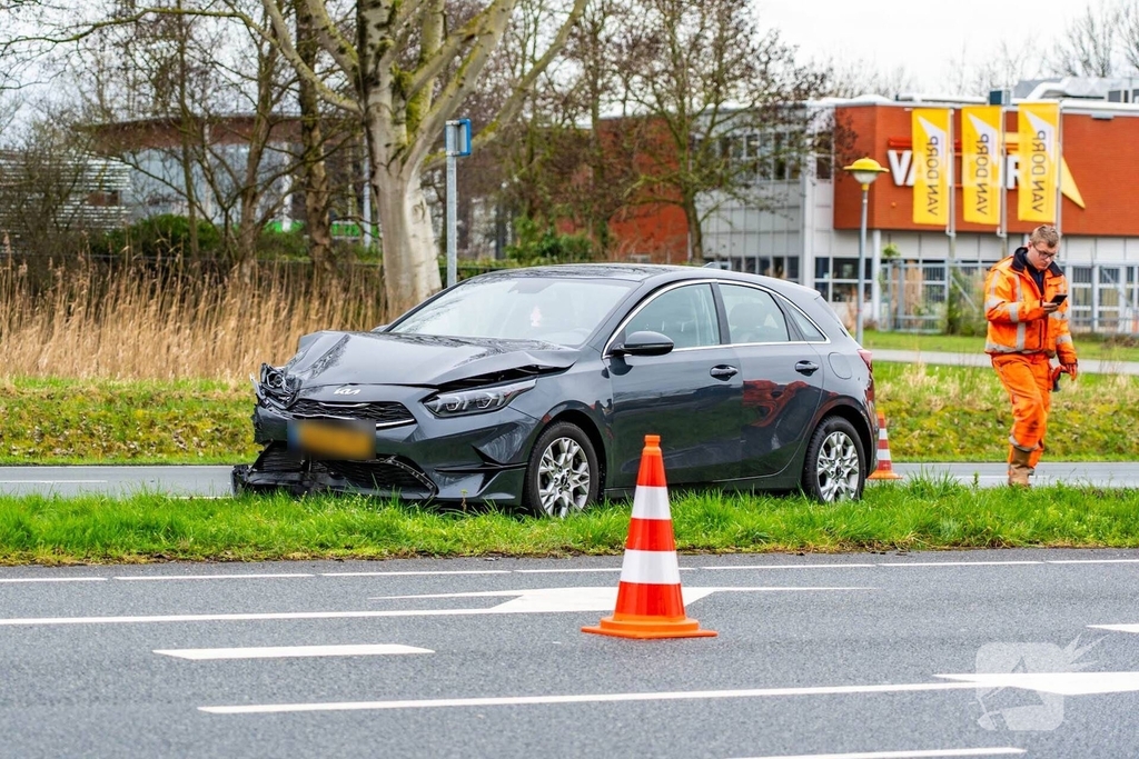Twee auto's botsen op elkaar