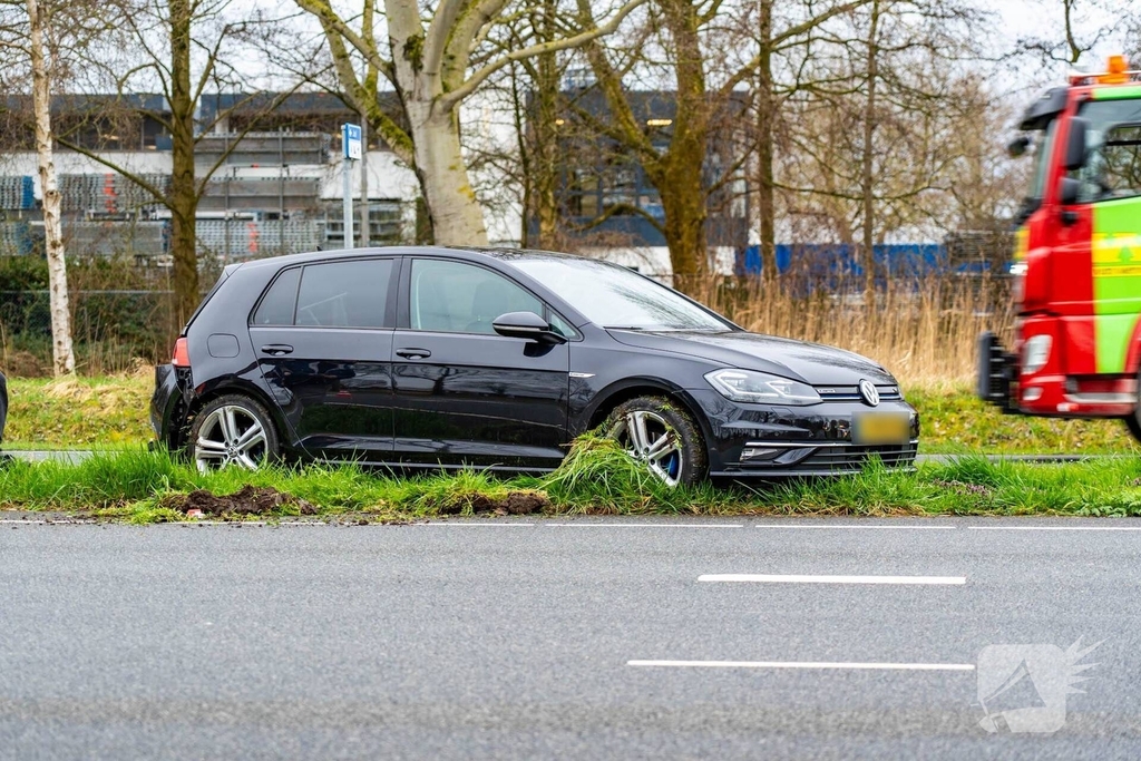 Twee auto's botsen op elkaar