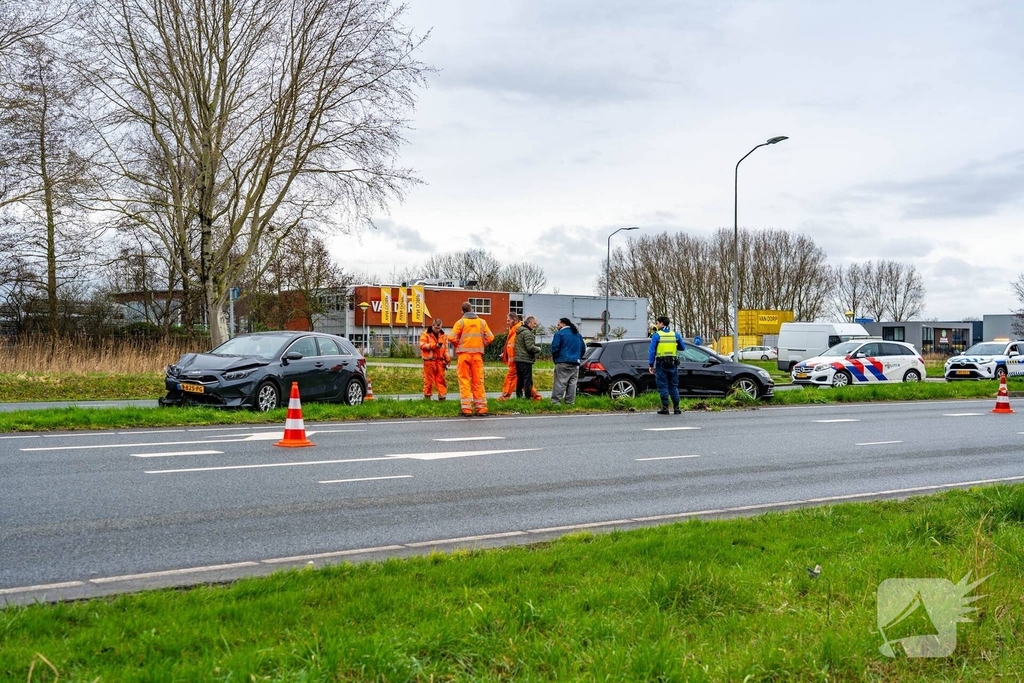 Twee auto's botsen op elkaar
