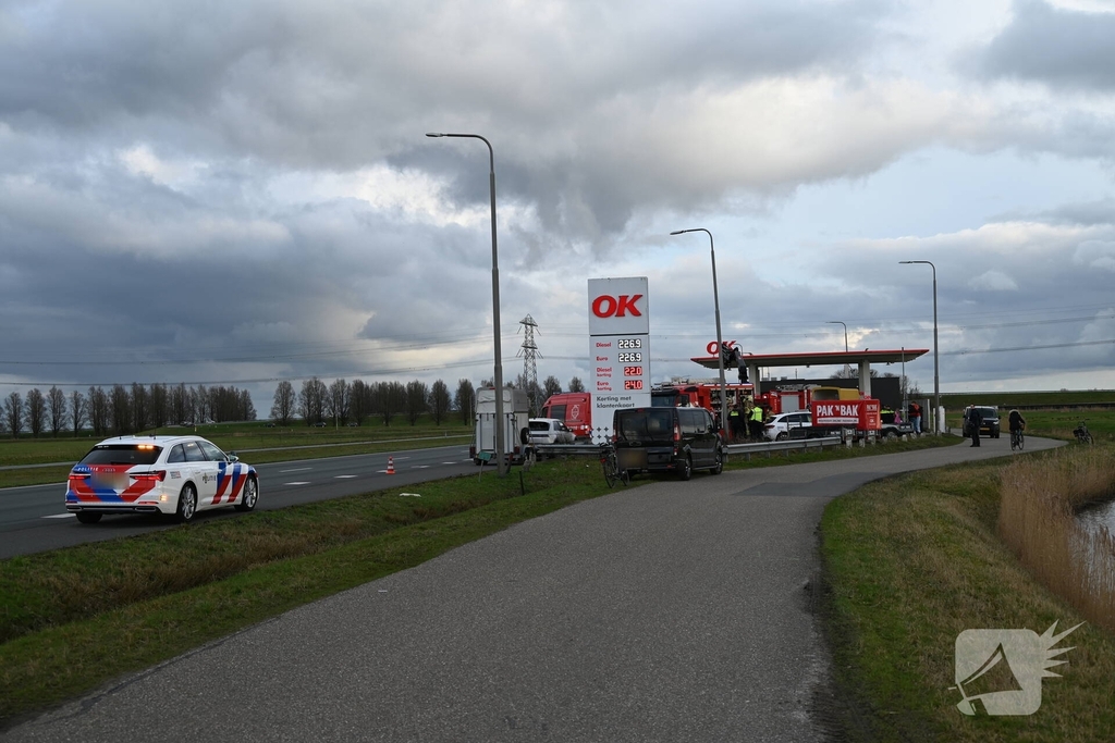 Paard zakt door vloer van trailer, brandweer schiet te hulp
