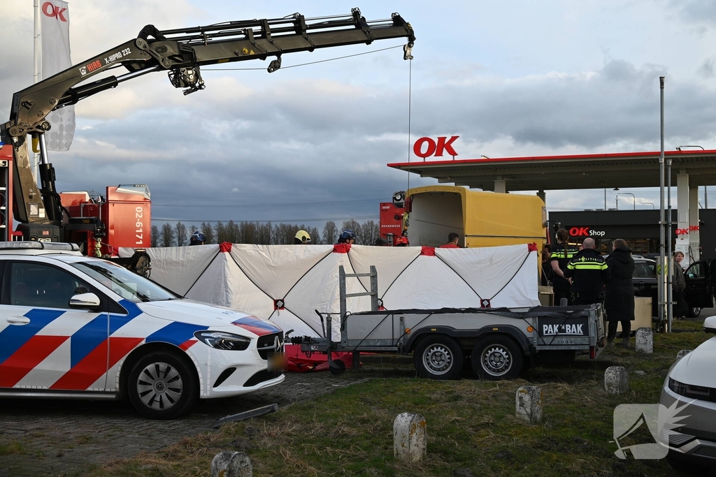 Paard zakt door vloer van trailer, brandweer schiet te hulp