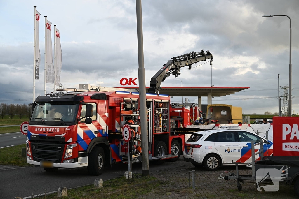 Paard zakt door vloer van trailer, brandweer schiet te hulp