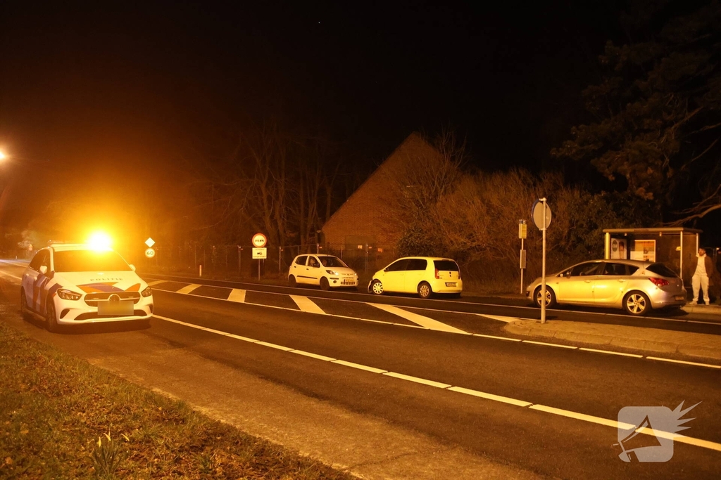 Bestuurder botst tegen verkeersbord