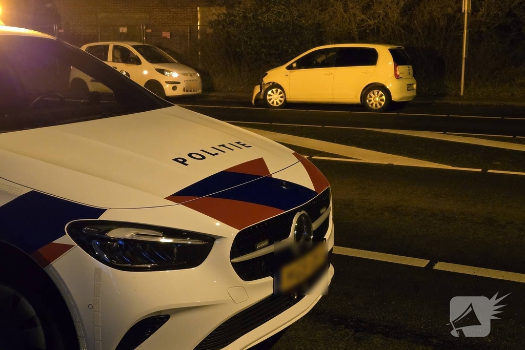 Bestuurder botst tegen verkeersbord