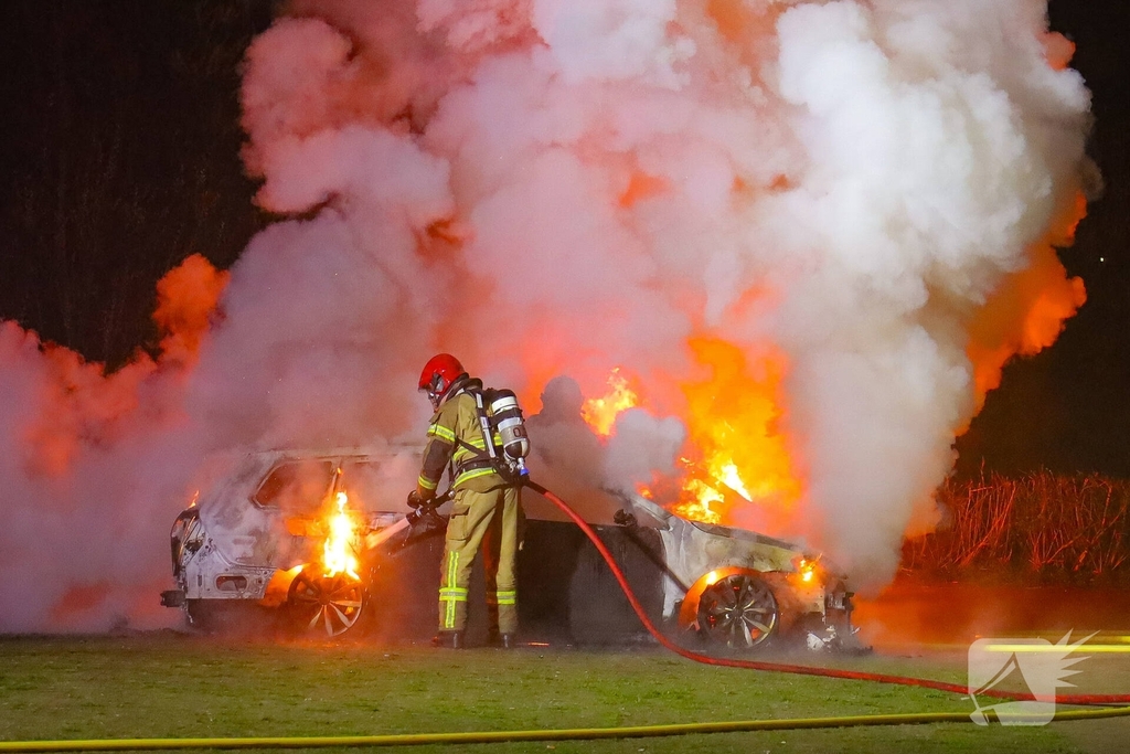Brand verwoest meerdere voertuigen op parkeerterrein