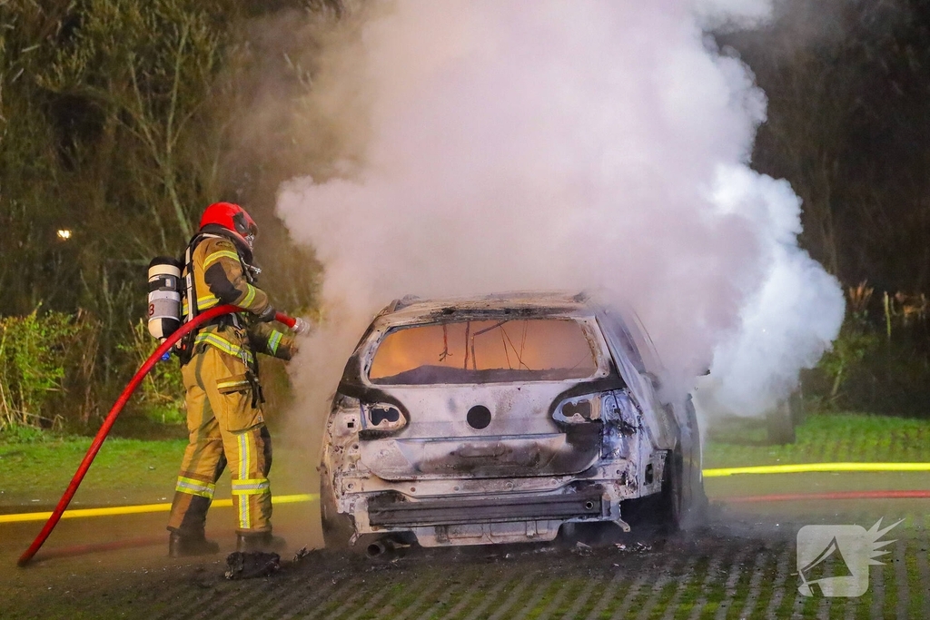 Brand verwoest meerdere voertuigen op parkeerterrein