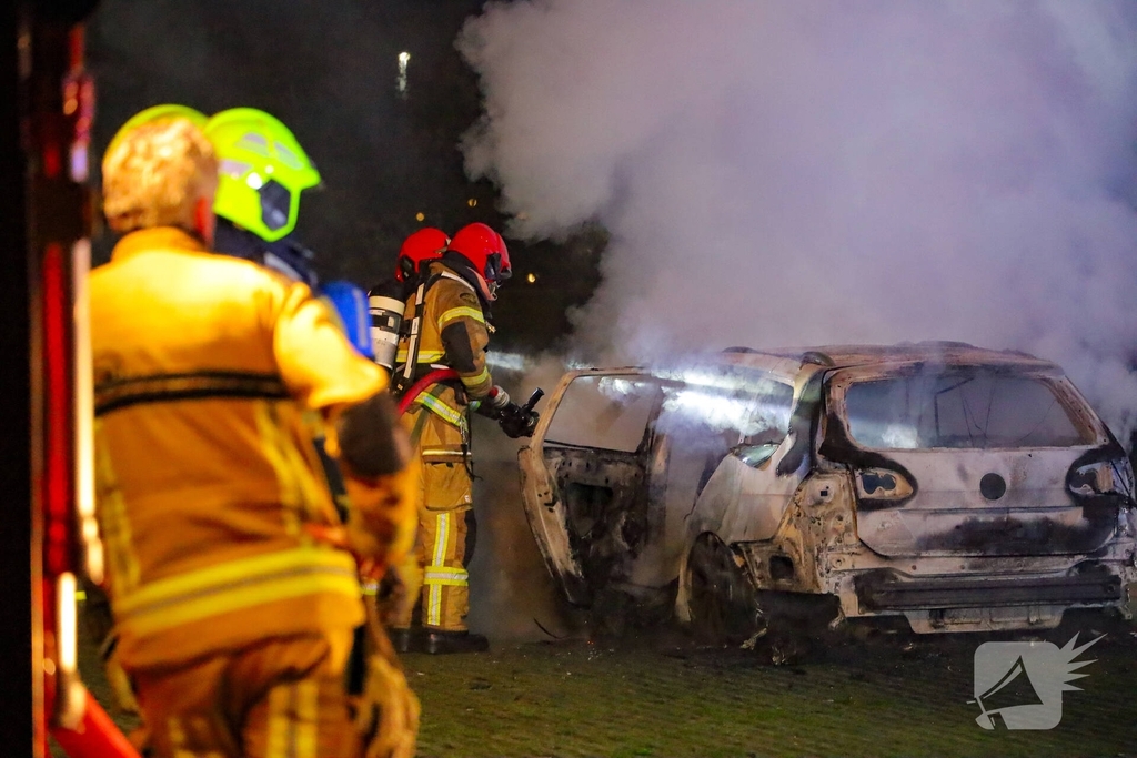 Brand verwoest meerdere voertuigen op parkeerterrein