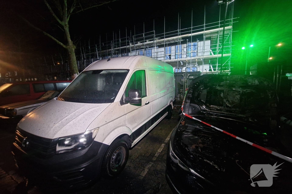 Twee auto's verwoest door brand, politie vermoedt brandstichting