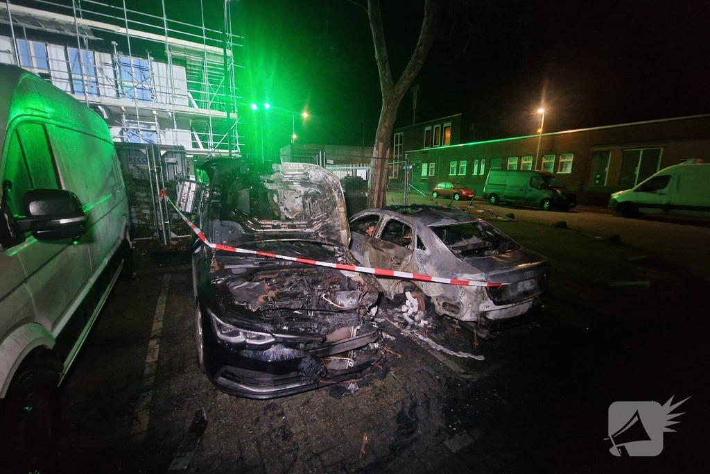 Twee auto's verwoest door brand, politie vermoedt brandstichting
