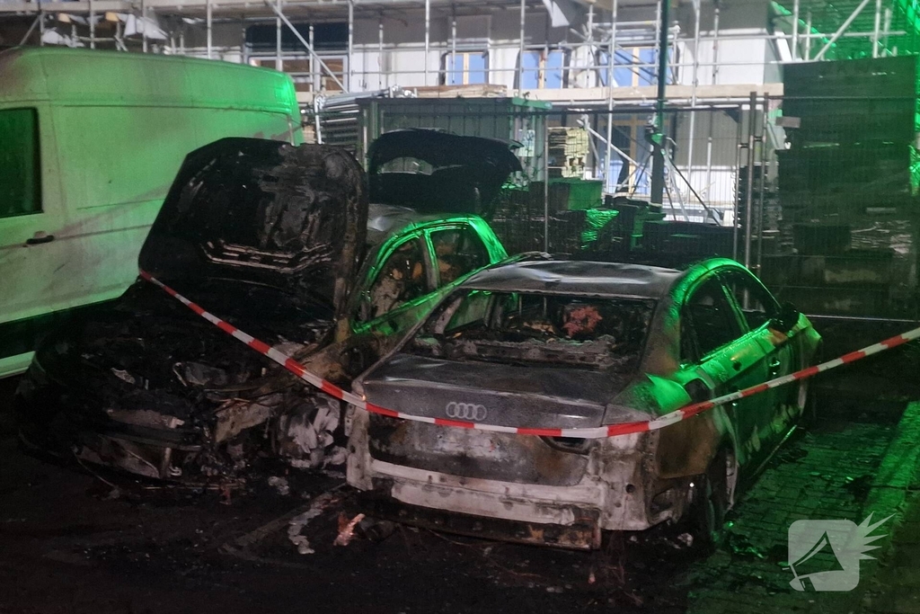 Twee auto's verwoest door brand, politie vermoedt brandstichting