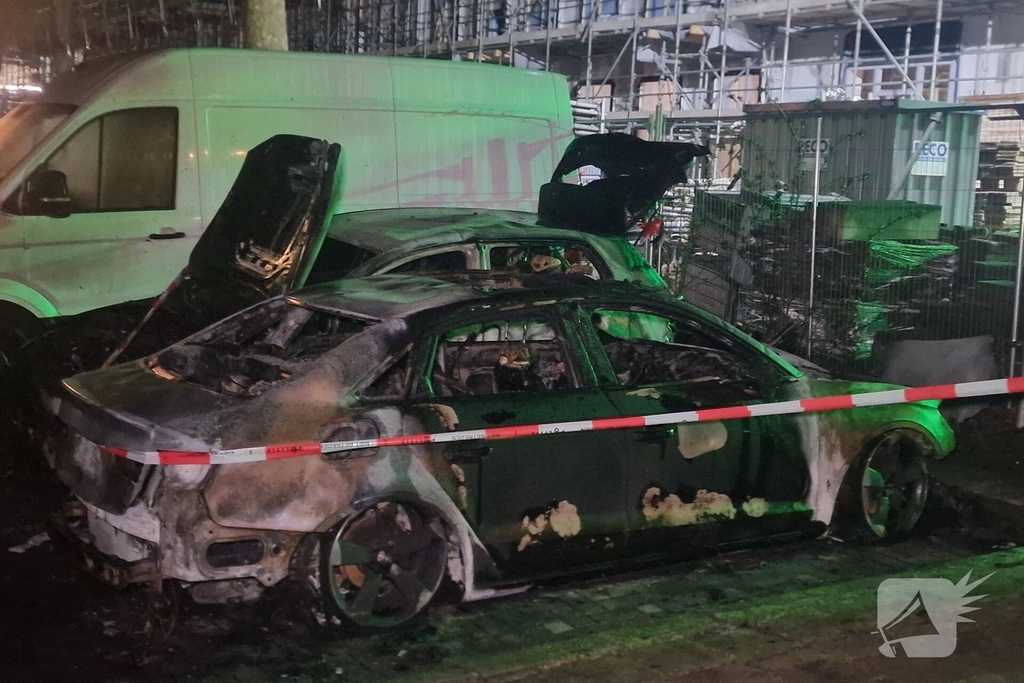 Twee auto's verwoest door brand, politie vermoedt brandstichting