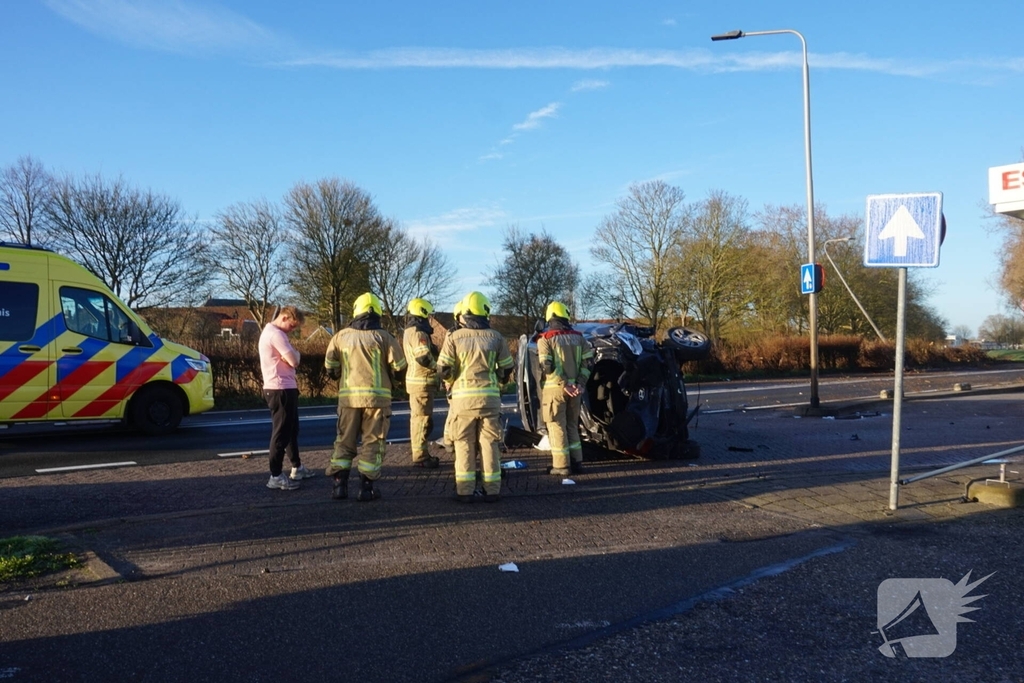 Auto-ongeluk zorgt voor ravage