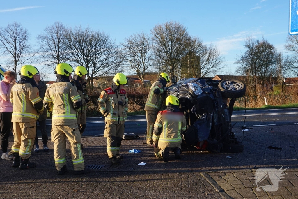 Auto-ongeluk zorgt voor ravage