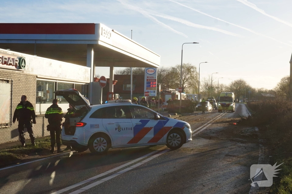 Auto-ongeluk zorgt voor ravage