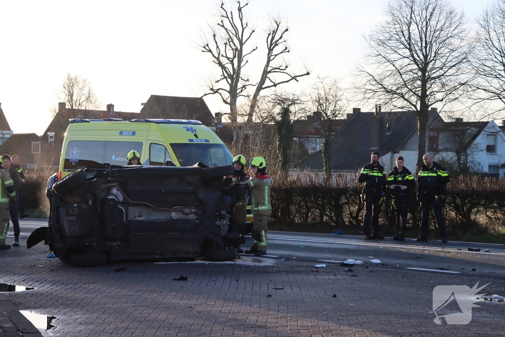 Auto-ongeluk zorgt voor ravage