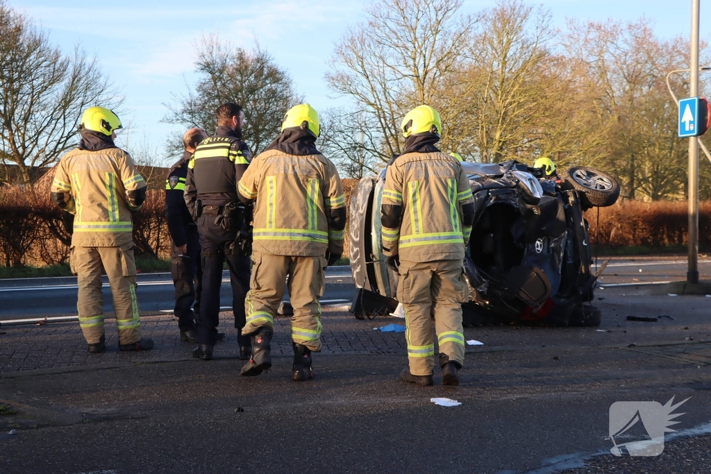 Auto-ongeluk zorgt voor ravage