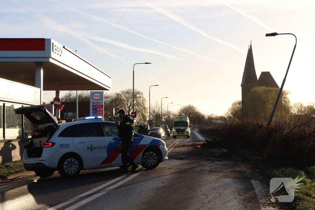 Auto-ongeluk zorgt voor ravage