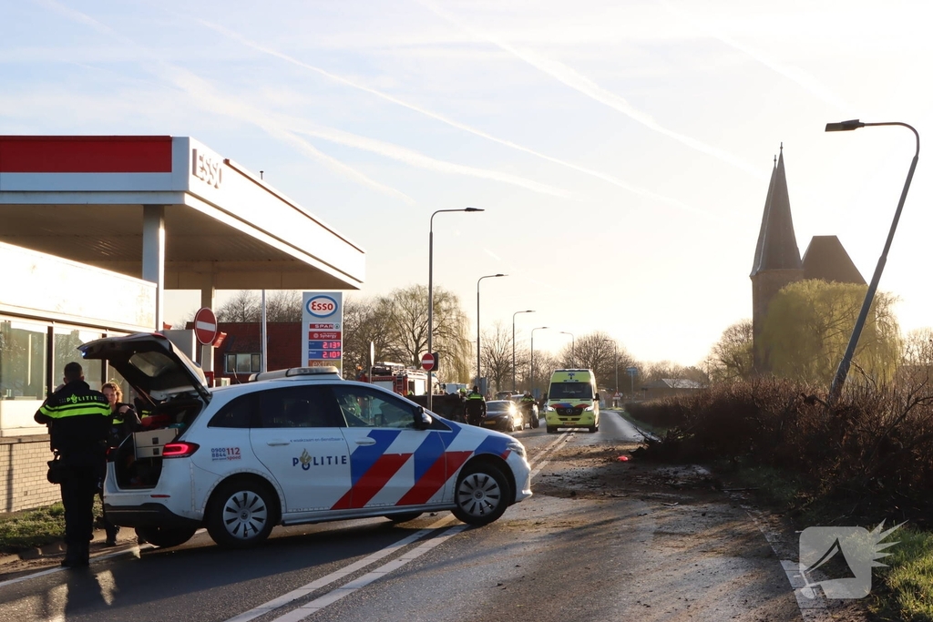 Auto-ongeluk zorgt voor ravage