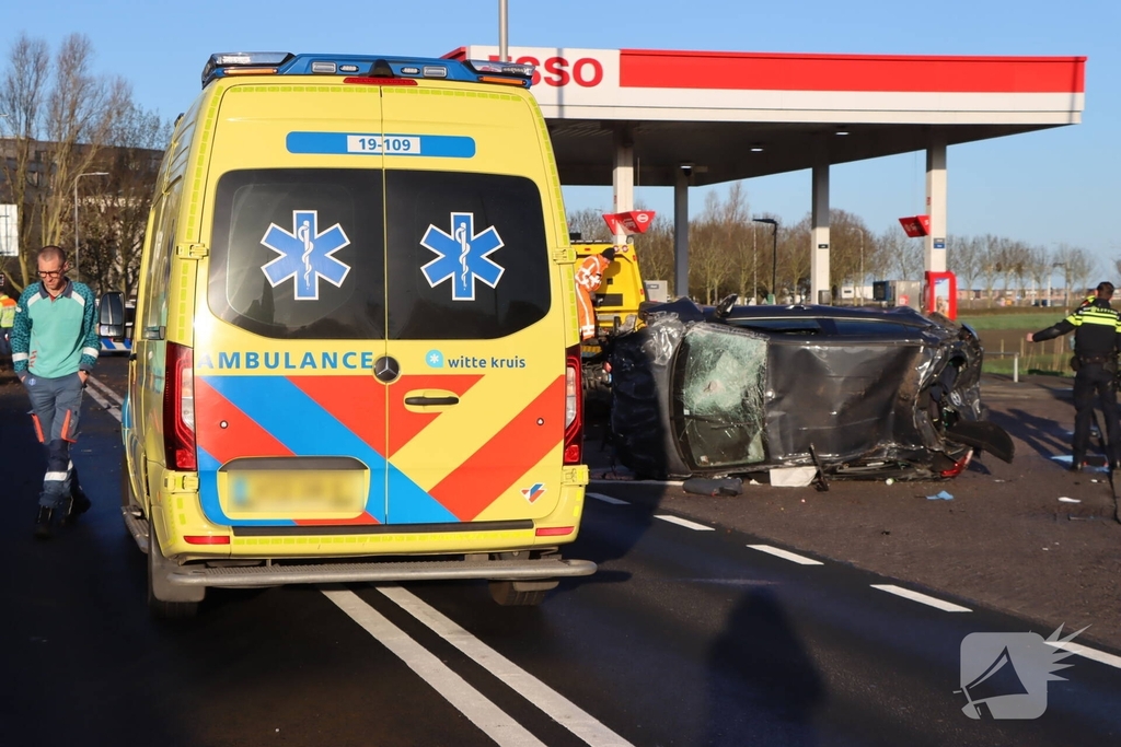 Auto-ongeluk zorgt voor ravage